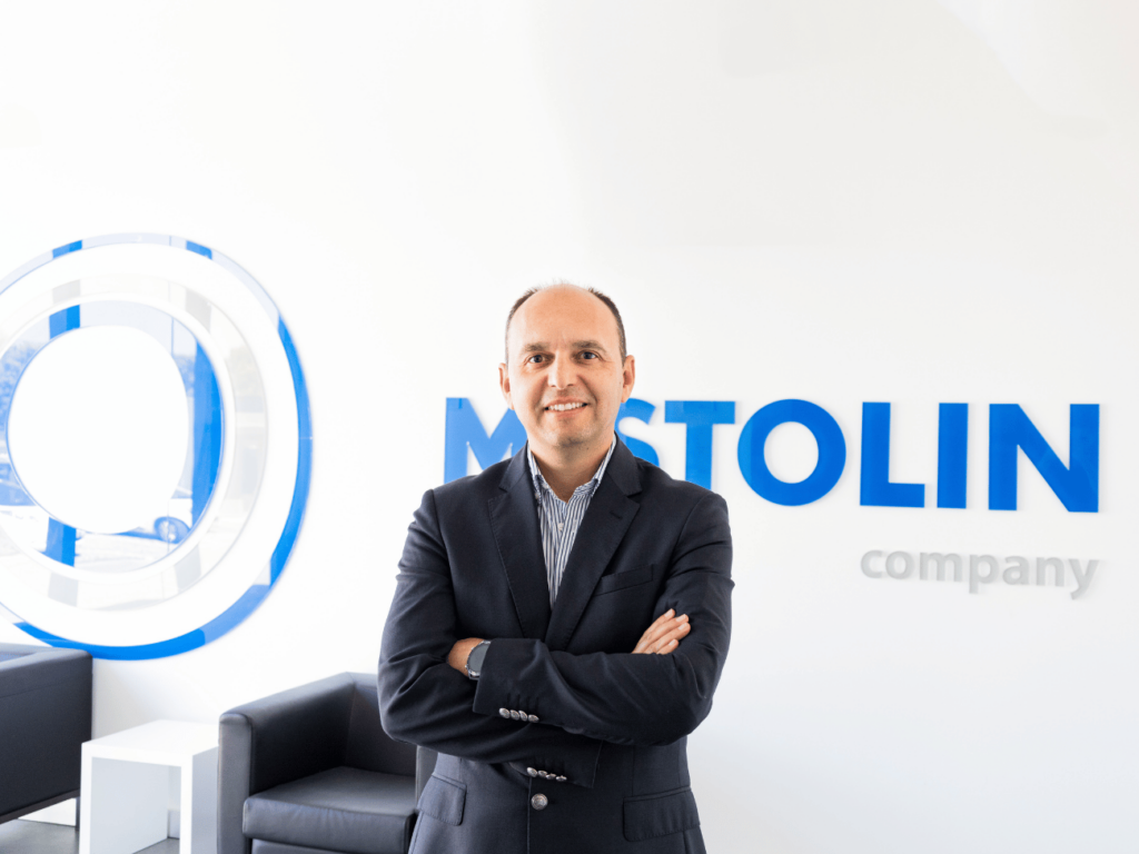 Ricardo Santos, CEO da Mistolin Company, com o logotipo da empresa atrás.